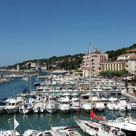 Entre Terre Et Plein Centre Terrasse Cassis